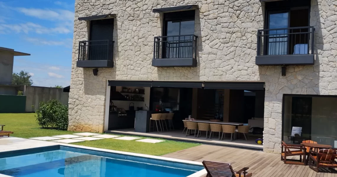 Toldo articulado instalado em residência de Itu