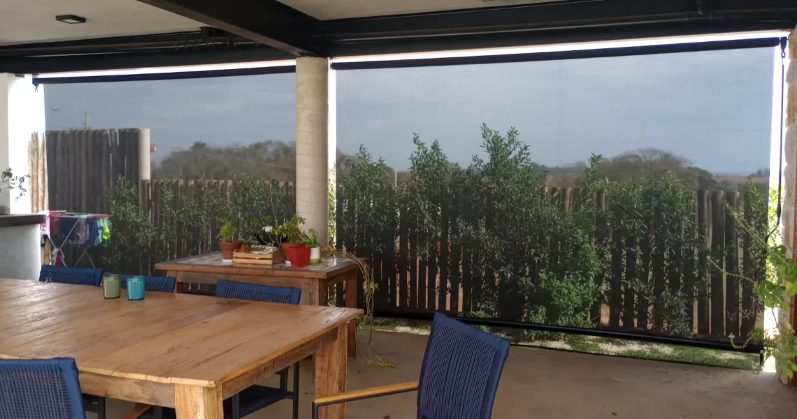 Área externa protegida por toldo em residência de Itu