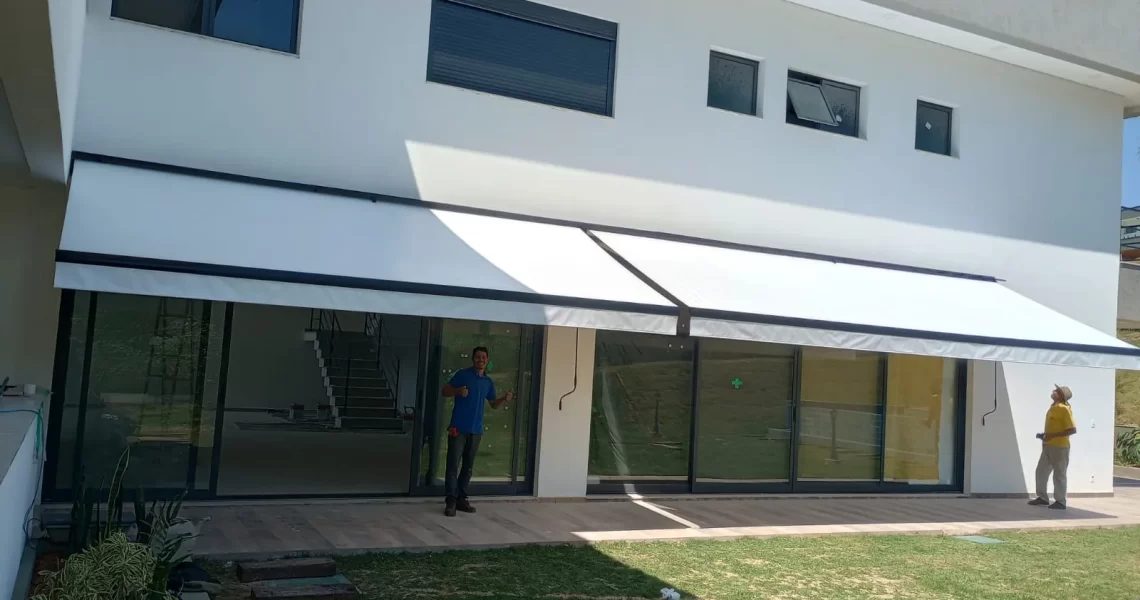 Toldo articulado protegendo área externa em Itu