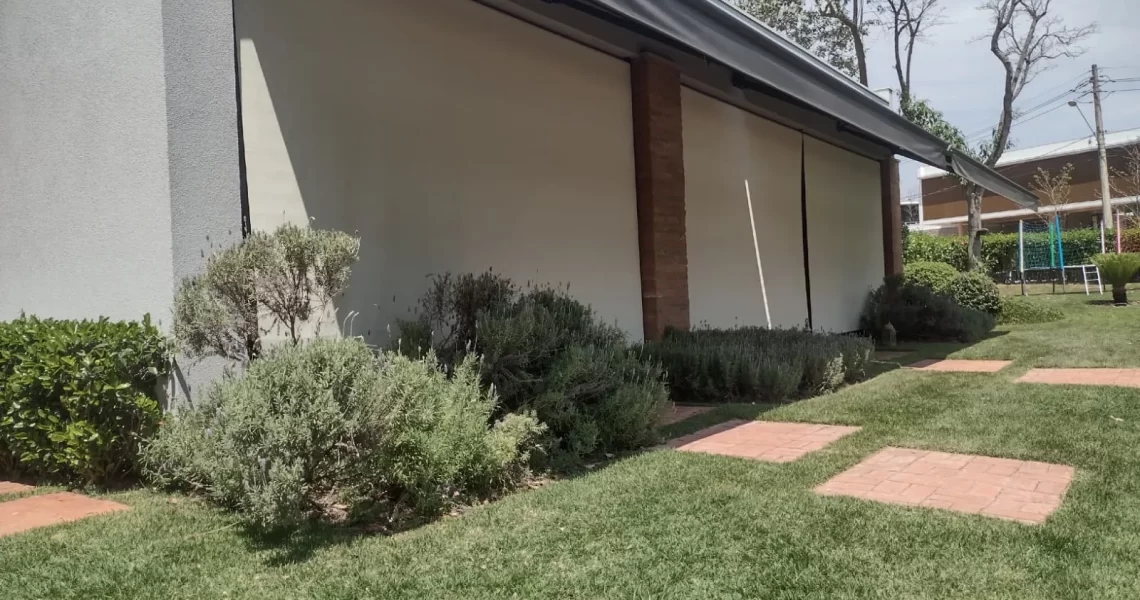 Comparativo entre toldos cortinas, fixos e articulados