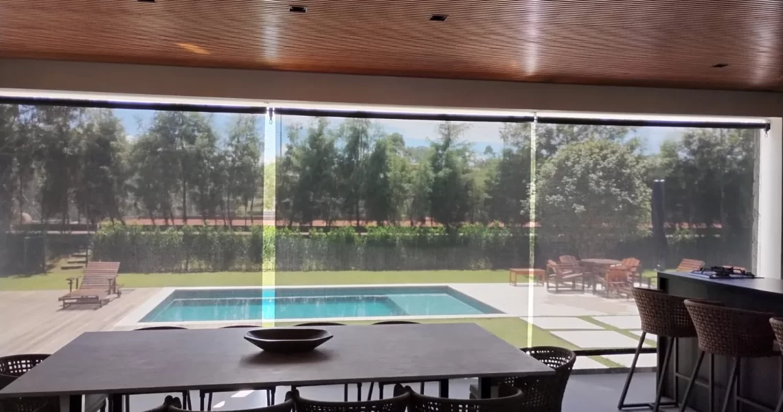 Toldo cortina em varanda ensolarada em Itu
