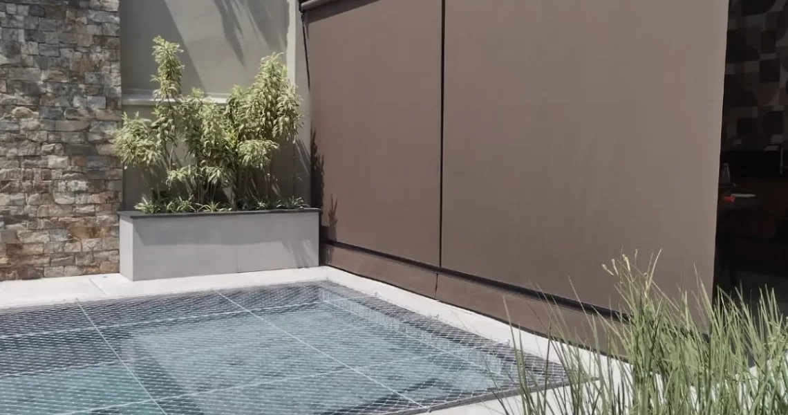 Cortina de toldo em varanda