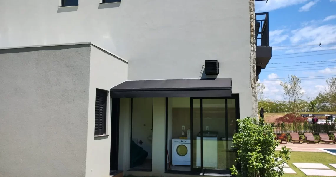 Área gourmet protegida por toldo