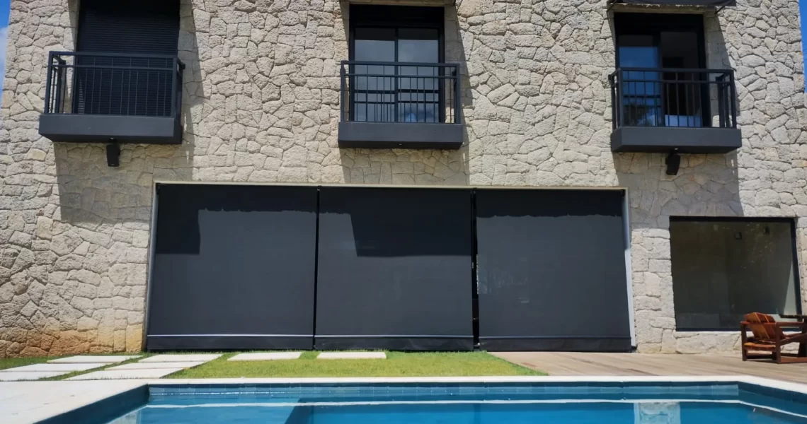 Toldo instalado em residência da região