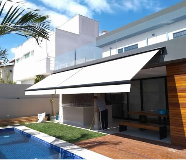 Toldo articulado de braço dobrável em residência de Itu