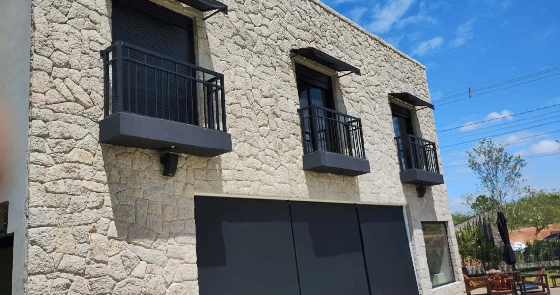 Toldo cortina instalado em varanda em Itu