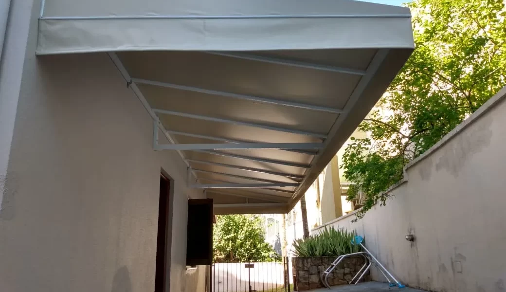 Toldo fixo em lona acrílica sobre área externa em Itu